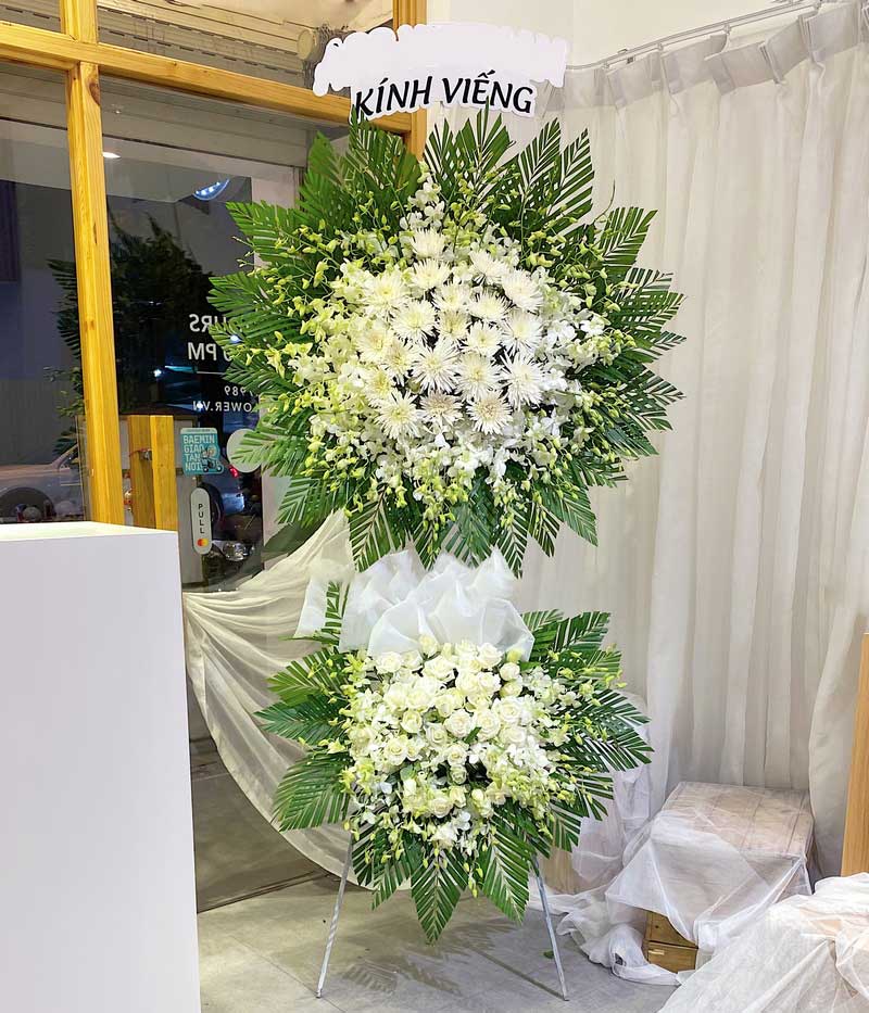 Vòng hoa chia buồn tang lễ màu trắng